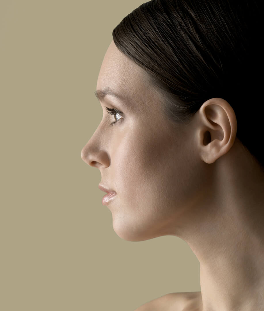 Frau mit schöner Nase im seitlichen Profil zum Thema Nasenkorrektur